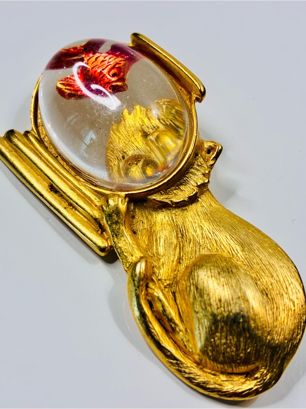 VTG Gold Cat Brooch with Red Fish Accent Lucite Chunky Fishbowl Feline Lovers - Picture 11 of 14